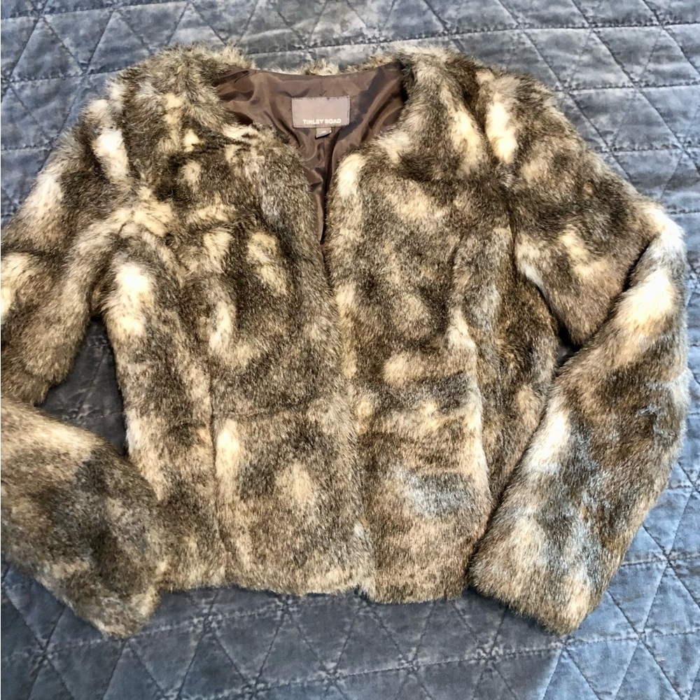 Adorable Tinley Road faux fur fitted jacket size XS